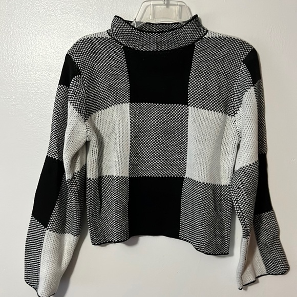 Sweaters - 3/$20 Black & White Box Pattern Long Sleeve Crop Sweater